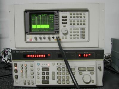 Hp 8662A with option 001 high performance signal source