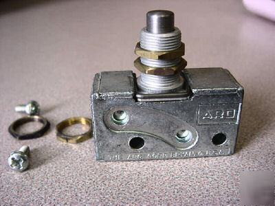 New aro 214-c miniature plunger limit valve 1/8 npt 3/2