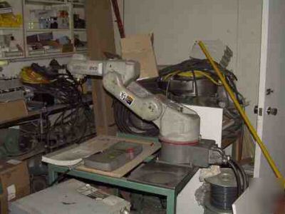 Motoman - SV3 6-axis articilated robot w/ part machine