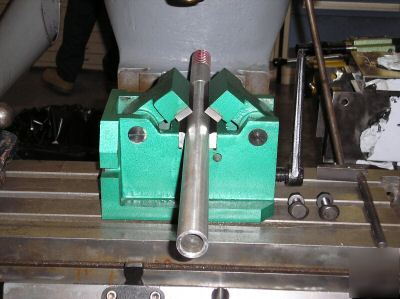 Self centering vise for bridgeport milling machine