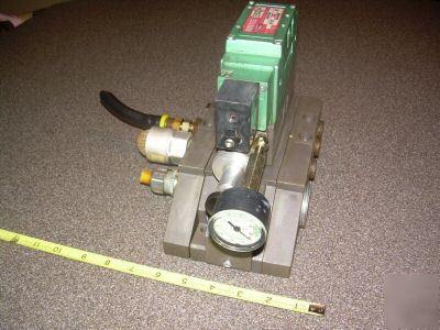 Large numatics valve with flex block regulator & gage 