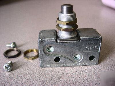 New aro 214-c miniature plunger limit valve 1/8 npt 3/2