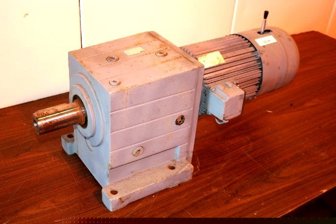 Lenze gear reduction box & motor MDXMA3 #6236 wh
