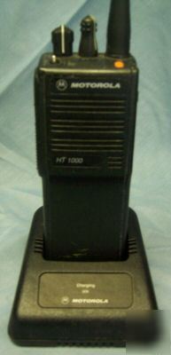 Motorola HT1000 uhf 16 ch 4 w radio very good w charger