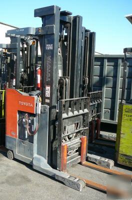 3 stage/side shift/scissor out 4,500# electric forklift