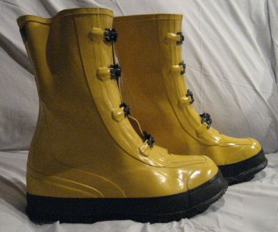 New pair of rainfair yellow work boot size 7