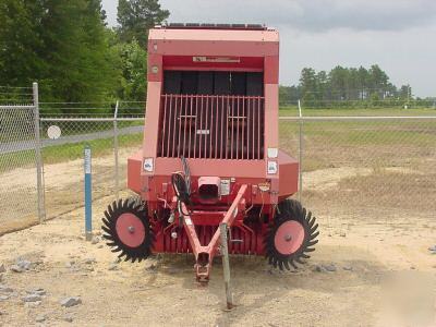 Round hay baler gehl 2680 low hours