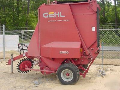 Round hay baler gehl 2680 low hours