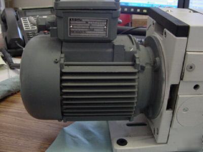Leybold D4B trivac dual stage rotary vane vacuum pump <