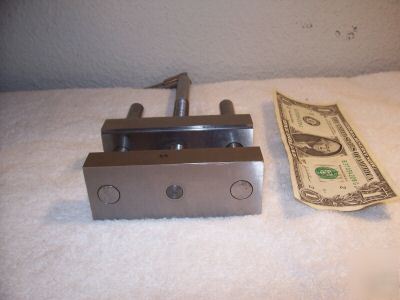 Toolmaker's vise with step jaws, machinist tool