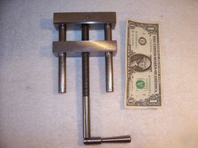 Toolmaker's vise with step jaws, machinist tool