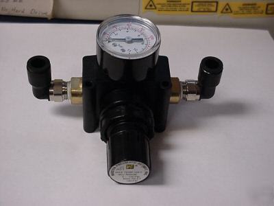 Master pneumatic-detroit R11 100PSI regulator w/ gauge