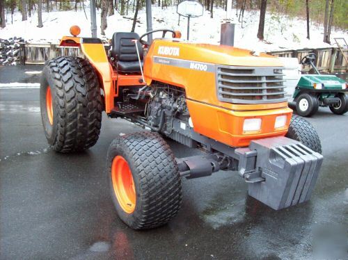 Nice kubota M4700 48 hp. diesel 4X4 tractor turf tires