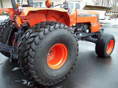 Nice kubota M4700 48 hp. diesel 4X4 tractor turf tires