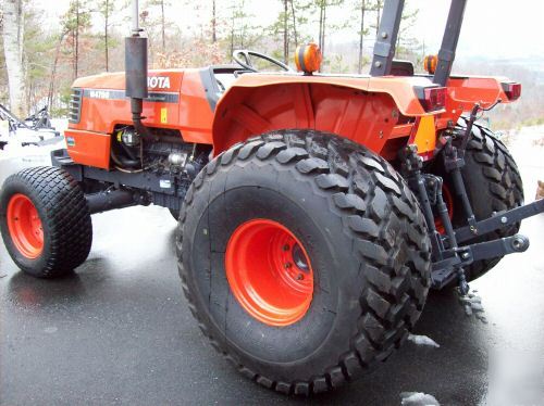 Nice kubota M4700 48 hp. diesel 4X4 tractor turf tires