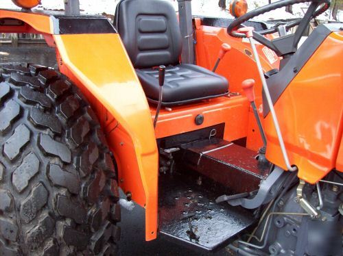 Nice kubota M4700 48 hp. diesel 4X4 tractor turf tires