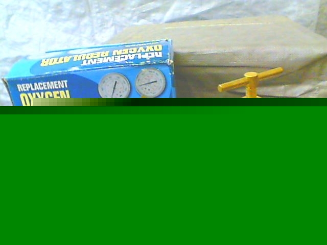 Oxygen regulator inlet 0-4000 psi outlet 0-200 psi