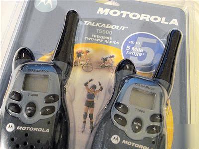 New motorola talkabout T5000 set of 2 radio 5 mile