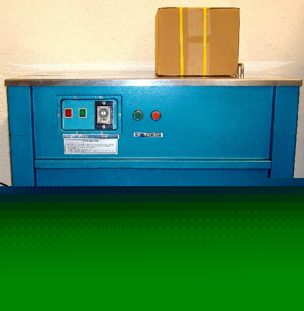 Semiautomatic strapping machine working with material