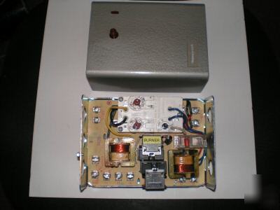 Honeywell R8182D aquastat and primary control