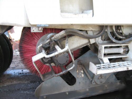 1994 elgin pelican sweeper, 10' path, 3 broom, 3.5CU.yd