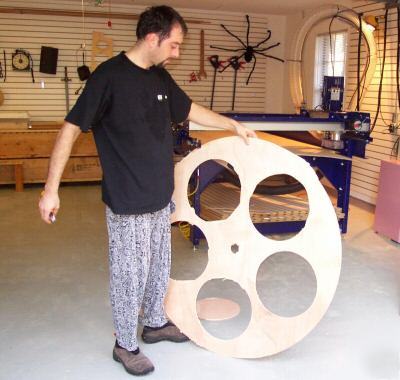 Cnc router cuts this circle in wood or plastic