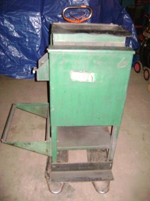 Ultramatic vibratory deburr finish mill tumbler machine