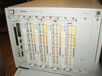 Tektronix TLA711 logic analyzer color bechtop mainframe