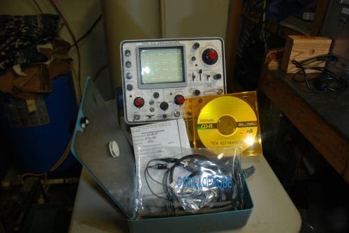 Tektronix 422 oscilloscope w/manual, pwr cord & probes