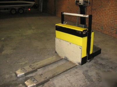 Excellent condition crown electric pallet jack 4000 lb